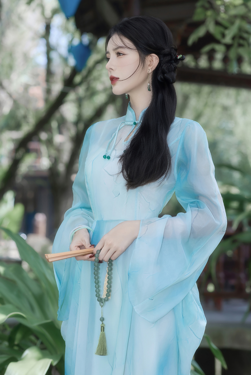 thi-t-k-ch-a-c-t-n-30-1759746009-715-width1004height1500 Lilly Luta “gây mê” với bộ ảnh xường xám gợi cảm - 9