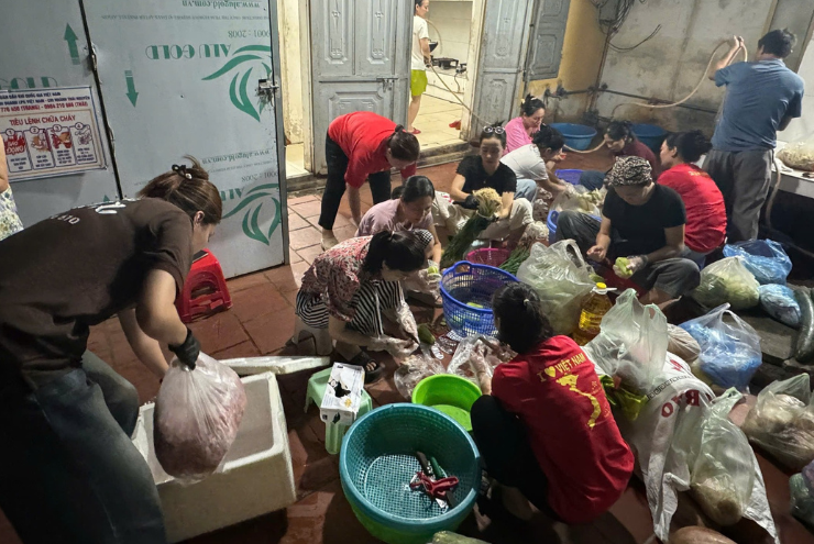 Sau khi gửi bữa cơm tối tới người dân, mọi người lại tiếp tục chế biến thực phẩm cho ngày hôm sau