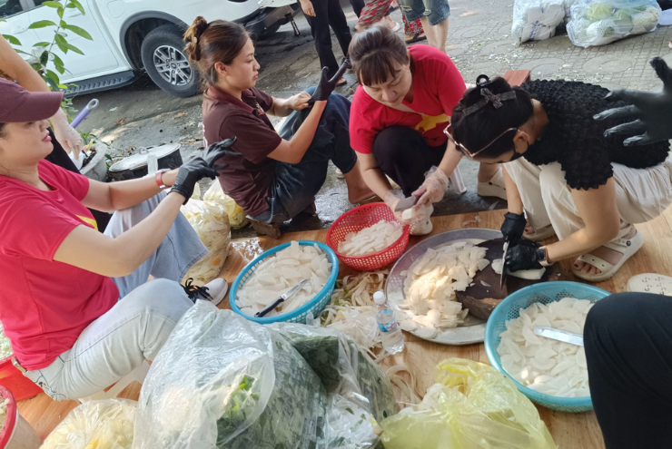 Chị em tất bật thái rau củ chuẩn bị cho bữa trưa