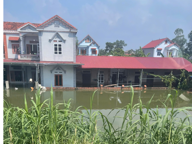 Hàng nghìn hộ dân ở Thái Nguyên vẫn đang bị cô lập giữa vùng nước lũ.