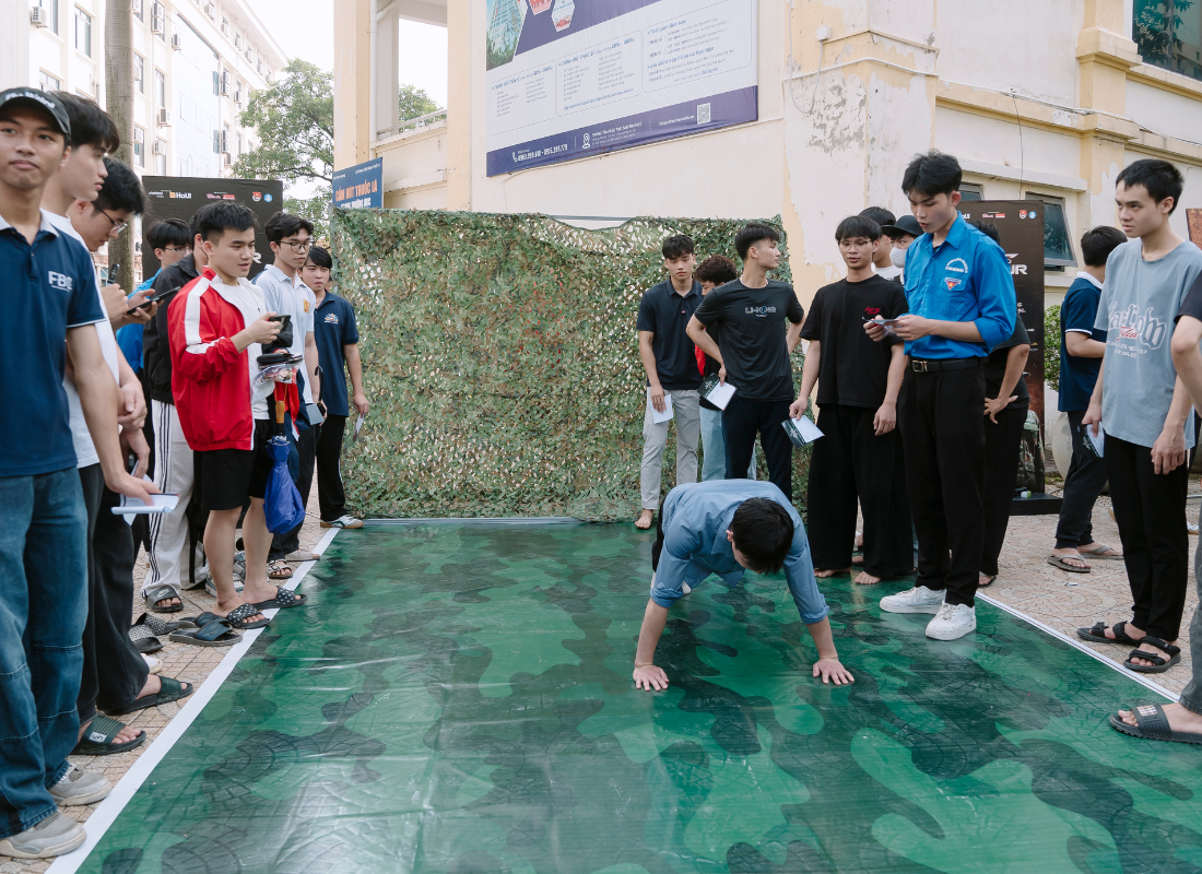 Sinh viên ĐH Công nghiệp trải nghiệm hoạt động người lính - 3