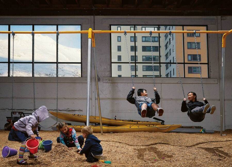 Bên trong tòa nhà chung cư