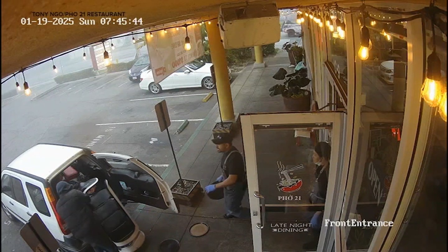 Robot ở hàng phở Việt trị giá 18.000 USD bất ngờ bị 'bắt cóc' ngay trước giờ mở cửa- Ảnh 3. Robot ở hàng phở Việt trị giá 18.000 USD bất ngờ bị 'bắt cóc' ngay trước giờ mở cửa- Ảnh 3.