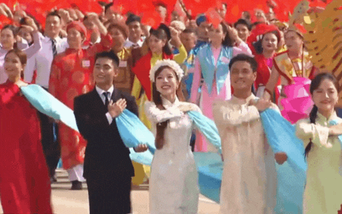 Sơn Tùng - MONO gây sốt trong cùng 1 buổi sáng: Em cười tươi rói diễu hành, anh viral MXH với 2 bức ảnh!- Ảnh 3.