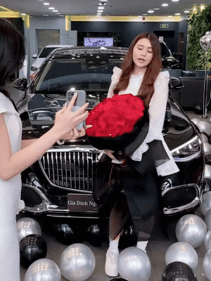 Camera lia trúng 1 hành động để lộ thái độ của Lọ Lem với Hạt Dẻ trong buổi nhận xe 7 tỷ- Ảnh 2. Camera lia trúng 1 hành động để lộ thái độ của Lọ Lem với Hạt Dẻ trong buổi nhận xe 7 tỷ- Ảnh 2.