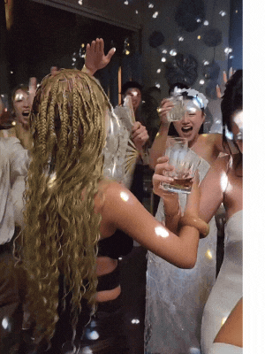 Chi Pu - Quỳnh Anh Shyn sau 5 năm nghỉ chơi: Tối còn ôm hôn, tự đào lại drama gốc mít, sáng ra nhìn nhau