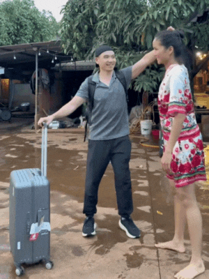 Hoa hậu Việt lỡ làm 1 hành động lộ rõ bụng lùm lùm giữa nghi vấn đang mang thai- Ảnh 1.