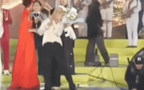 Đoạn clip gây xôn xao vì hành động lạ của Hoa hậu Ý Nhi và Jack- Ảnh 2. Đoạn clip gây xôn xao vì hành động lạ của Hoa hậu Ý Nhi và Jack- Ảnh 2.