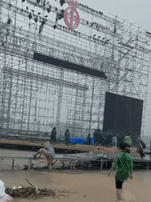 Cảnh tượng sốc: Sân khấu Chung kết Hoa hậu Việt Nam ngập trong mưa lũ, BTC ra thông báo khẩn trong đêm- Ảnh 2.