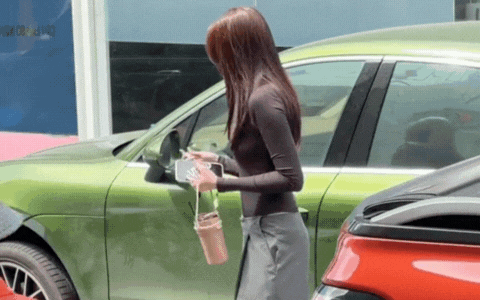 Vợ Anh Đức suýt bị xe đụng, biểu cảm liếc xéo sau đó thổi bùng tranh cãi!- Ảnh 1. Vợ Anh Đức suýt bị xe đụng, biểu cảm liếc xéo sau đó thổi bùng tranh cãi!- Ảnh 1.