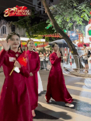 Dàn nghệ sĩ tươi rói tại Tổng duyệt diễu hành 2/9: MONO và Hoà Minzy được người dân vây kín, nữ diễn viên là Thượng uý công an gây sốt!- Ảnh 1.