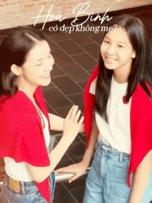 Bé gái Vbiz đeo kính cận nép sau lưng mẹ Hoa hậu nay cao vượt trội, visual cỡ nào mà 99% bình luận trầm trồ?- Ảnh 2.