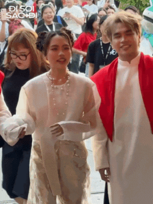 Camera thường bắt cận dàn sao: Lệ Quyên có hành động đặc biệt với 1 Em Xinh, nhóc tỳ 9 tuổi giật spotlight!- Ảnh 2. Camera thường bắt cận dàn sao: Lệ Quyên có hành động đặc biệt với 1 Em Xinh, nhóc tỳ 9 tuổi giật spotlight!- Ảnh 2.