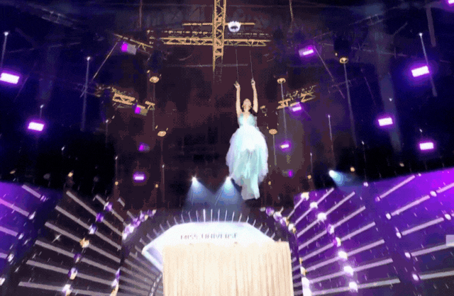 Clip sốc: 1 thí sinh Hoa hậu bị đứt cáp, rơi từ độ cao 3m xuống đất, phản ứng của BTC gây phẫn nộ- Ảnh 1.