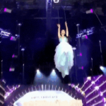 Clip sốc: 1 thí sinh Hoa hậu bị đứt cáp, rơi từ độ cao 3m xuống đất, phản ứng của BTC gây phẫn nộ thiet ke chua co ten 17 1753084162329944522346 45 0 380 640 crop 1753084187447356656849gifpng