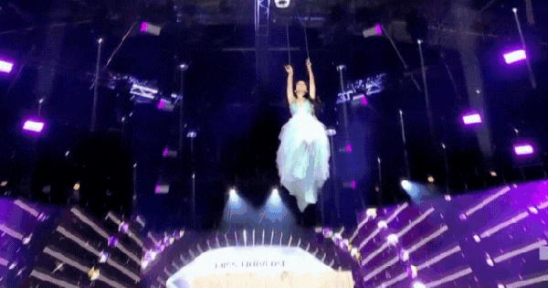 Clip sốc: 1 thí sinh Hoa hậu bị đứt cáp, rơi từ độ cao 3m xuống đất, phản ứng của BTC gây phẫn nộ thiet ke chua co ten 17 1753084162329944522346 45 0 380 640 crop 1753084187447356656849gifpng