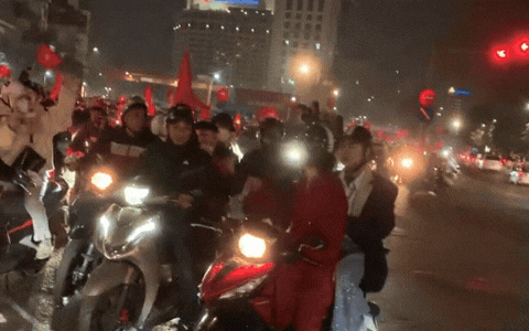 2 sao nam Vbiz bị camera ghi lại mặt như “mất sổ gạo” khi đang