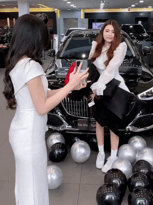 Camera lia trúng 1 hành động để lộ thái độ của Lọ Lem với Hạt Dẻ trong buổi nhận xe 7 tỷ- Ảnh 1. Camera lia trúng 1 hành động để lộ thái độ của Lọ Lem với Hạt Dẻ trong buổi nhận xe 7 tỷ- Ảnh 1.