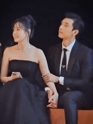 Chồng thiếu gia của Midu không để ý có camera lia trúng, liên tục làm 1 hành động lạ giữa sự kiện- Ảnh 1.