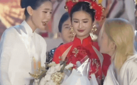 Đoạn clip gây xôn xao vì hành động lạ của Hoa hậu Ý Nhi và Jack- Ảnh 1. Đoạn clip gây xôn xao vì hành động lạ của Hoa hậu Ý Nhi và Jack- Ảnh 1.