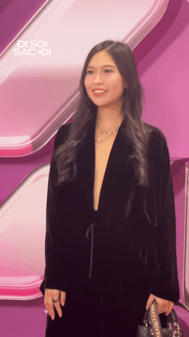 Xuất hiện cô gái được săn đón chẳng kém các Em Xinh Say Hi tại họp báo ra mắt, biết