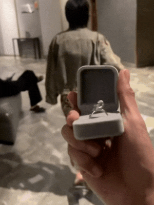 Chưa từng có: Nam diễn viên cầu hôn mỹ nhân Vbiz ngay tại Chung kết Hoa hậu hoàn vũ VN!- Ảnh 1.