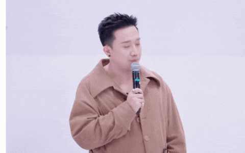 Trấn Thành công khai xin lỗi 1 Em Xinh ngay trên sóng: Chuyện gì đây?- Ảnh 1. Trấn Thành công khai xin lỗi 1 Em Xinh ngay trên sóng: Chuyện gì đây?- Ảnh 1.