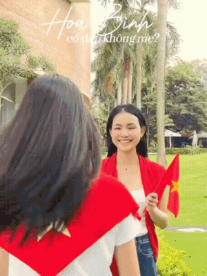 Bé gái Vbiz đeo kính cận nép sau lưng mẹ Hoa hậu nay cao vượt trội, visual cỡ nào mà 99% bình luận trầm trồ?- Ảnh 1.