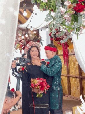 Clip toàn cảnh đám cưới H'Hen Niê: Mẹ chồng gây chú ý vì câu nói khi trao sính lễ, chú rể phát biểu độc lạ- Ảnh 3.