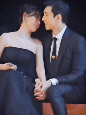 Chồng thiếu gia của Midu không để ý có camera lia trúng, liên tục làm 1 hành động lạ giữa sự kiện- Ảnh 2.