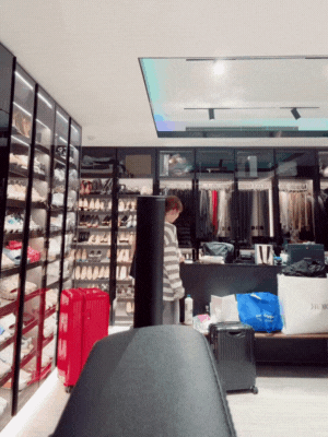 Trở về lúc 12 giờ đêm, cảnh tượng hiện ra trong nhà khiến Hari Won trừng mắt: