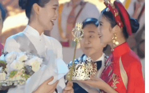 Đoạn clip gây xôn xao vì hành động lạ của Hoa hậu Ý Nhi và Jack- Ảnh 3. Đoạn clip gây xôn xao vì hành động lạ của Hoa hậu Ý Nhi và Jack- Ảnh 3.