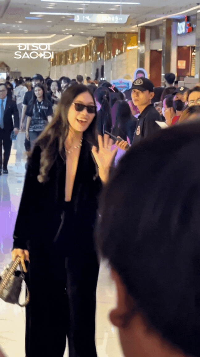 Xuất hiện cô gái được săn đón chẳng kém các Em Xinh Say Hi tại họp báo ra mắt, biết