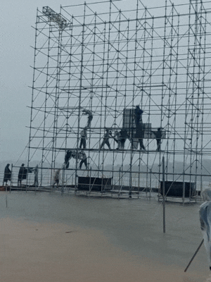 Cảnh tượng sốc: Sân khấu Chung kết Hoa hậu Việt Nam ngập trong mưa lũ, BTC ra thông báo khẩn trong đêm- Ảnh 1.