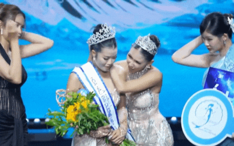 Màn trao vương miện Á hậu Việt cồng kềnh đến mức người nhận thái độ ra mặt?- Ảnh 5.