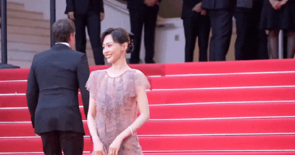 Clip bẽ mặt tại Cannes: Đến minh tinh hạng A như Đường Yên cũng bị bảo vệ thẳng mặt đuổi khỏi thảm đỏ! thiet ke chua co ten 2025 05 17t085153870 17474516034321855176977 0 0 335 640 crop 1747451628064600083039gifpng