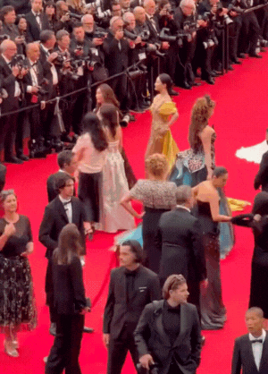 Lố nhất Cannes 2025: 1 mỹ nhân thuê hẳn 4 vệ sĩ lên thảm đỏ nhưng bị phóng viên ngó lơ!- Ảnh 5.