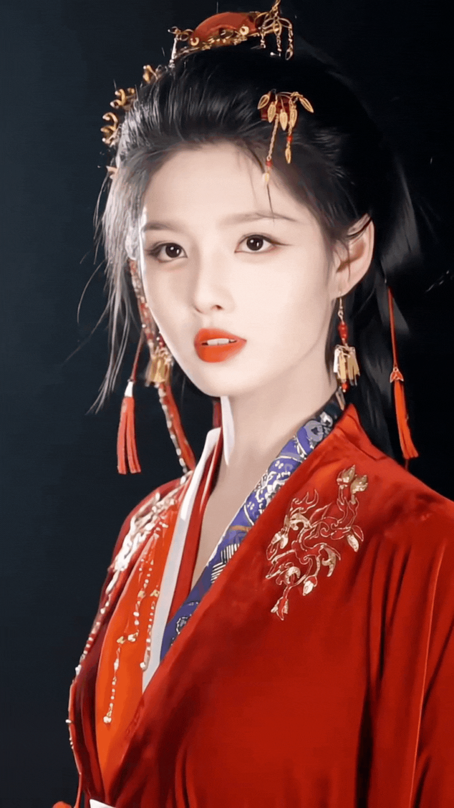 Mỹ nhân lên hot search vì mặc trang phục màu đỏ đẹp dữ dội, mới 17 tuổi mà thần thái đã