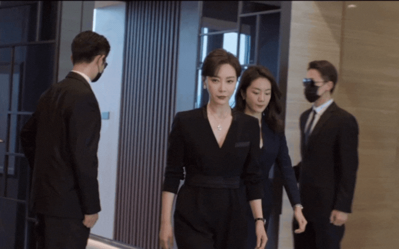 Khi phu nhân hào môn cao tay xử lý chồng ngoại tình: Không cần giữ đàn ông, chỉ cần giữ quyền lực- Ảnh 1.