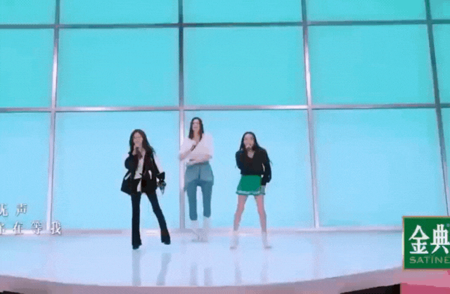 Cảnh tượng chưa từng thấy trong showbiz: Dàn Chị đẹp