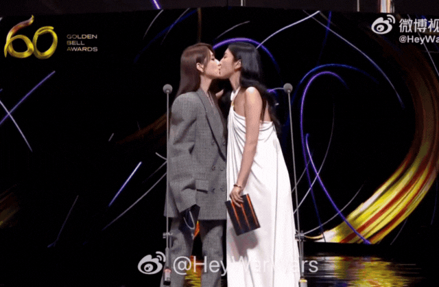 Sốc nhất Kim Chung 2025: 2 mỹ nhân hôn nhau sau khi giật tóc trên thảm đỏ- Ảnh 1.