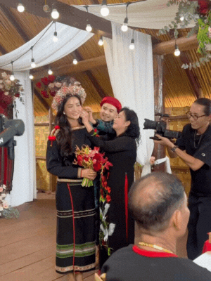 Clip toàn cảnh đám cưới H'Hen Niê: Mẹ chồng gây chú ý vì câu nói khi trao sính lễ, chú rể phát biểu độc lạ- Ảnh 2.