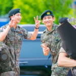 V và RM (BTS) cuối cùng đã xuất ngũ: Siêu ngầu siêu rắn rỏi, văn nghệ tấu hài tặng rừng fan và phóng viên đông nghẹt! thiet ke chua co ten 3 17495285869361503398074 0 0 335 640 crop 1749528598237588878475png