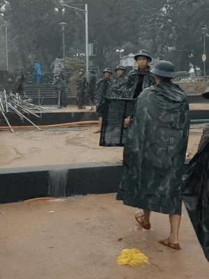 Cảnh tượng sốc: Sân khấu Chung kết Hoa hậu Việt Nam ngập trong mưa lũ, BTC ra thông báo khẩn trong đêm- Ảnh 3.