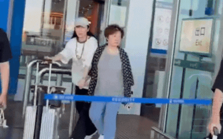 thiet-ke-chua-co-ten-3-1754885604620343059239-59-0-349-464-crop-17548864035091167273427-1754887179921-17548871802461289738901 "Tóm gọn" Triệu Vy trùm kín mít ở sân bay, nghi dắt díu mẹ ruột - con gái chạy ra nước ngoài trốn nợ? thiet ke chua co ten 3 1754885604620343059239 59 0 349 464 crop 17548864035091167273427 1754887179921 17548871802461289738901