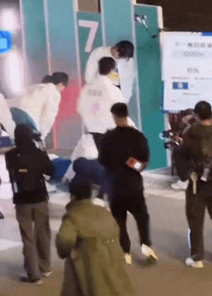 Clip sốc: Mỹ nhân gen Z hàng đầu showbiz kiệt sức ngã gục khi đang quay show, phản ứng ekip gây phẫn nộ- Ảnh 2.