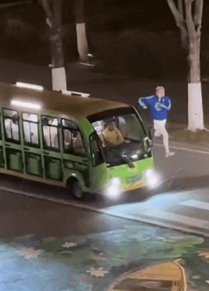 Clip sốc: Mỹ nhân gen Z hàng đầu showbiz kiệt sức ngã gục khi đang quay show, phản ứng ekip gây phẫn nộ- Ảnh 1.