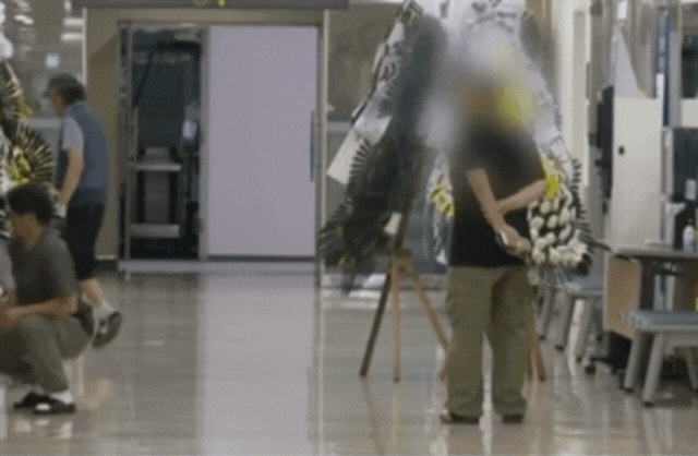 Hình ảnh đầu tiên từ dàn sao đến viếng nam diễn viên