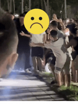 Video gây bức xúc: Vệ sĩ đi cùng Dương Domic xô ngã người dân thô bạo- Ảnh 1. Video gây bức xúc: Vệ sĩ đi cùng Dương Domic xô ngã người dân thô bạo- Ảnh 1.