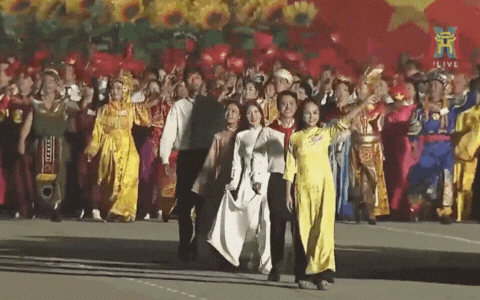 Clip: Hoàng Thuỳ Linh - Đen Vâu nối đuôi nhau sơ duyệt diễu hành, biểu cảm hân hoan cực đáng yêu gây sốt MXH!- Ảnh 2.